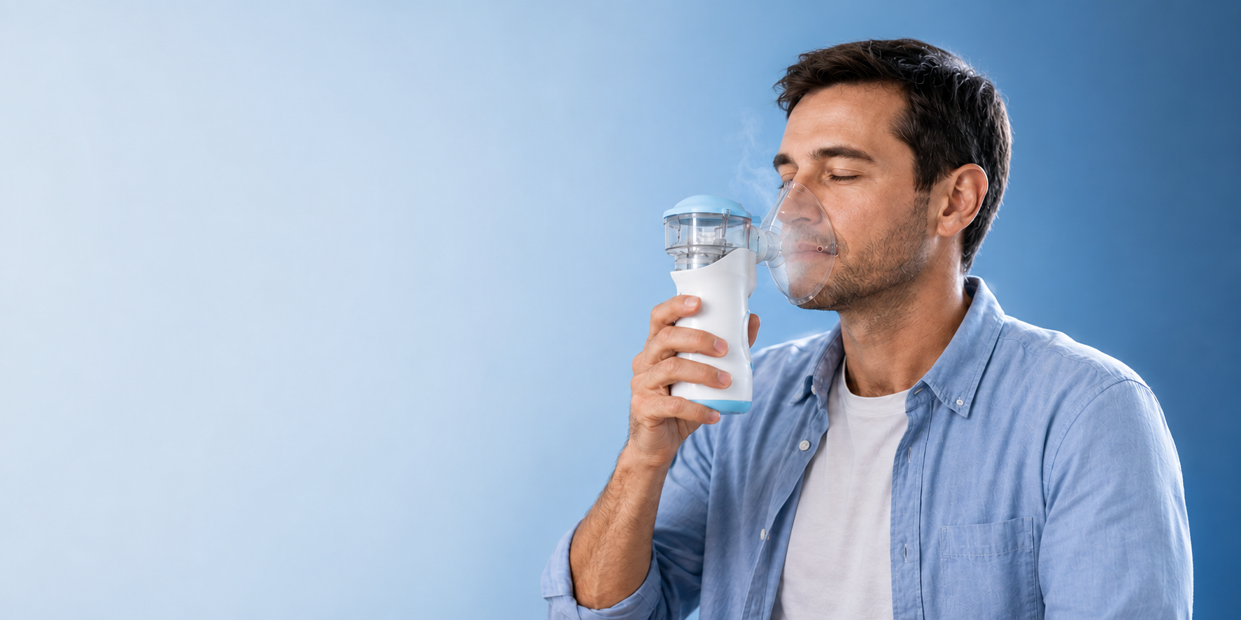 Illustrative scene of a relaxed young adult using a Mayluck MY135 nebulizer with a fitted adult mask and fine aerosol against a blue gradient